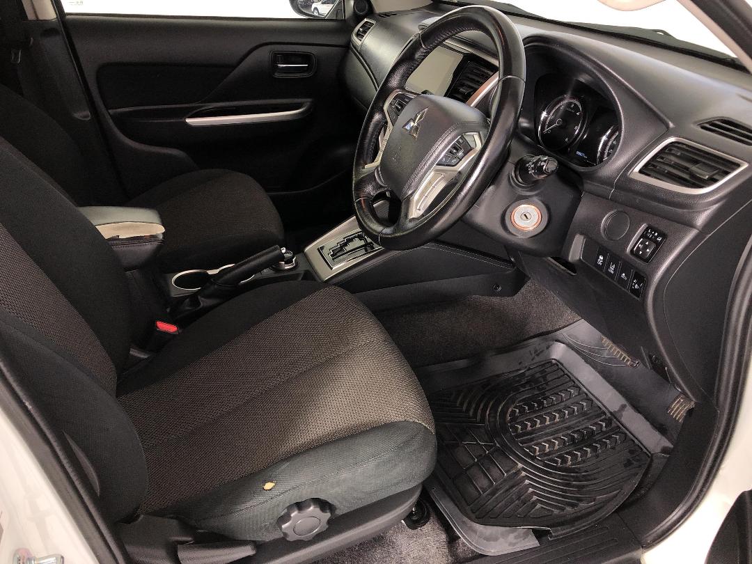 Photo '16' of Mitsubishi Triton