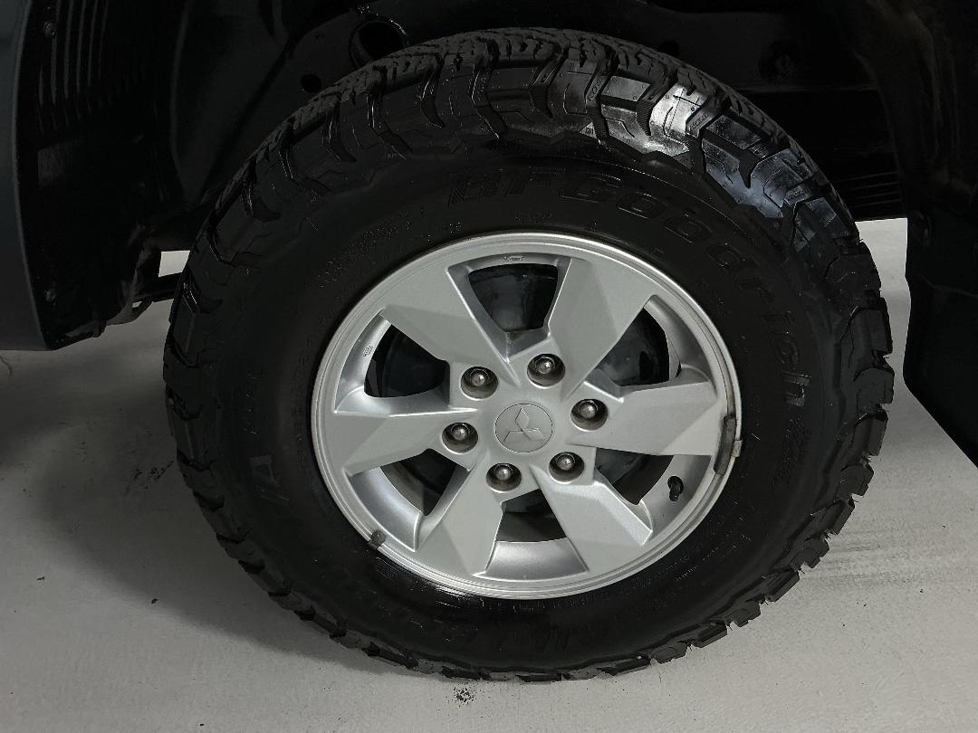 Photo '11' of Mitsubishi Triton