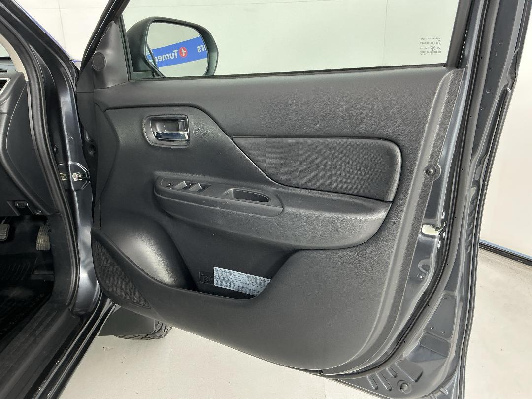 Photo '15' of Mitsubishi Triton