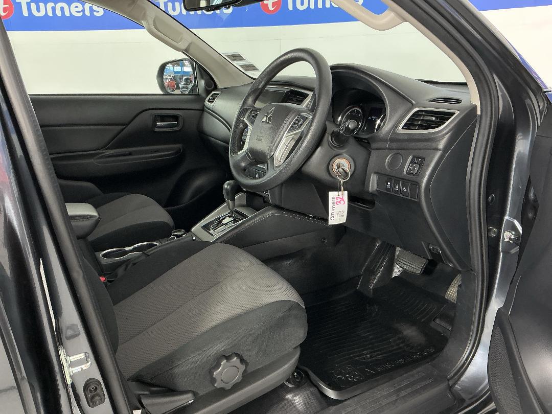 Photo '16' of Mitsubishi Triton