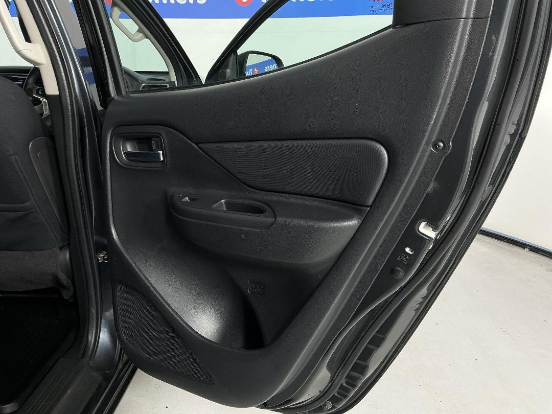 Photo '19' of Mitsubishi Triton