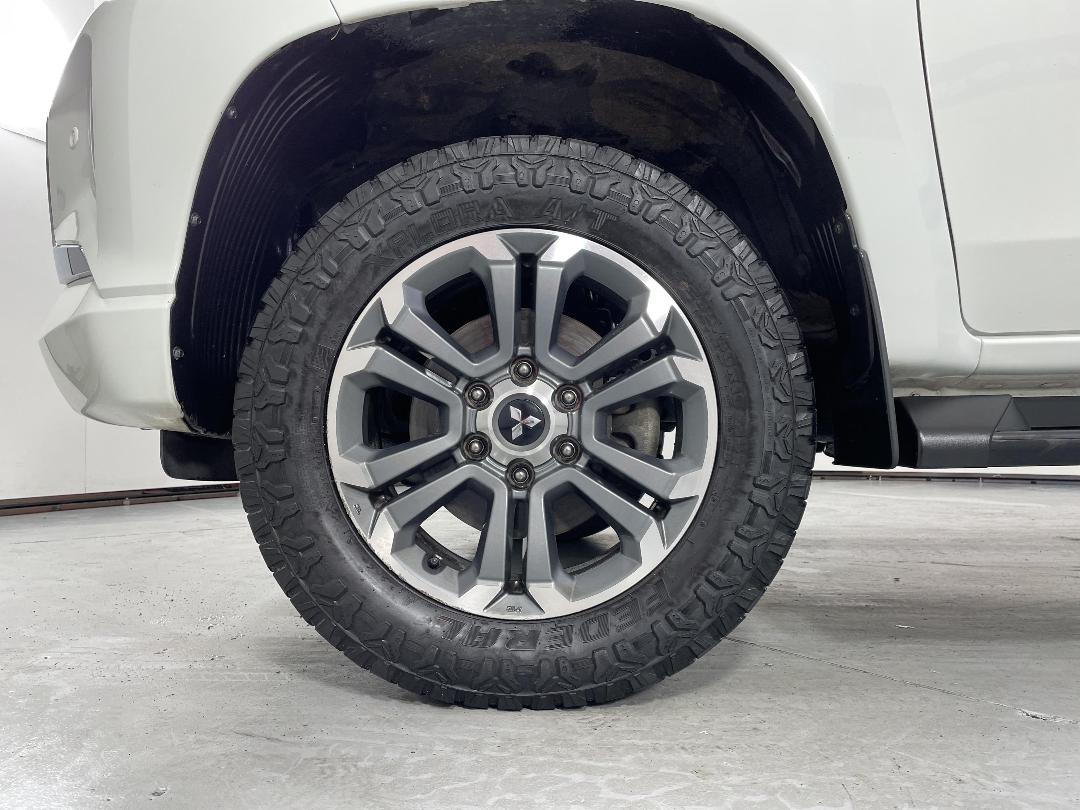 Photo '10' of Mitsubishi Triton