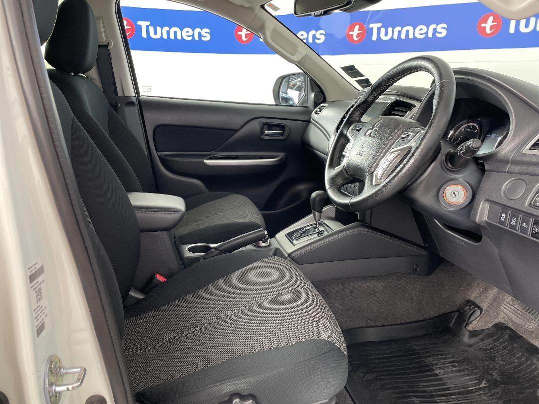 Photo '16' of Mitsubishi Triton