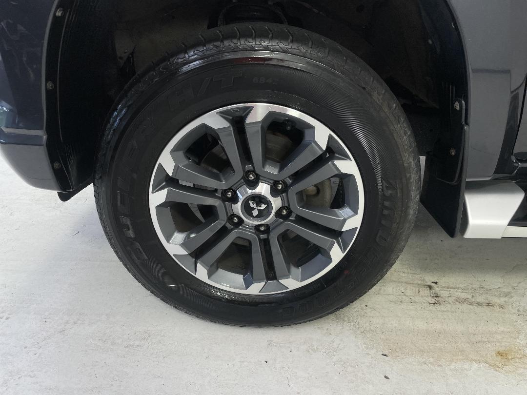 Photo '10' of Mitsubishi Triton