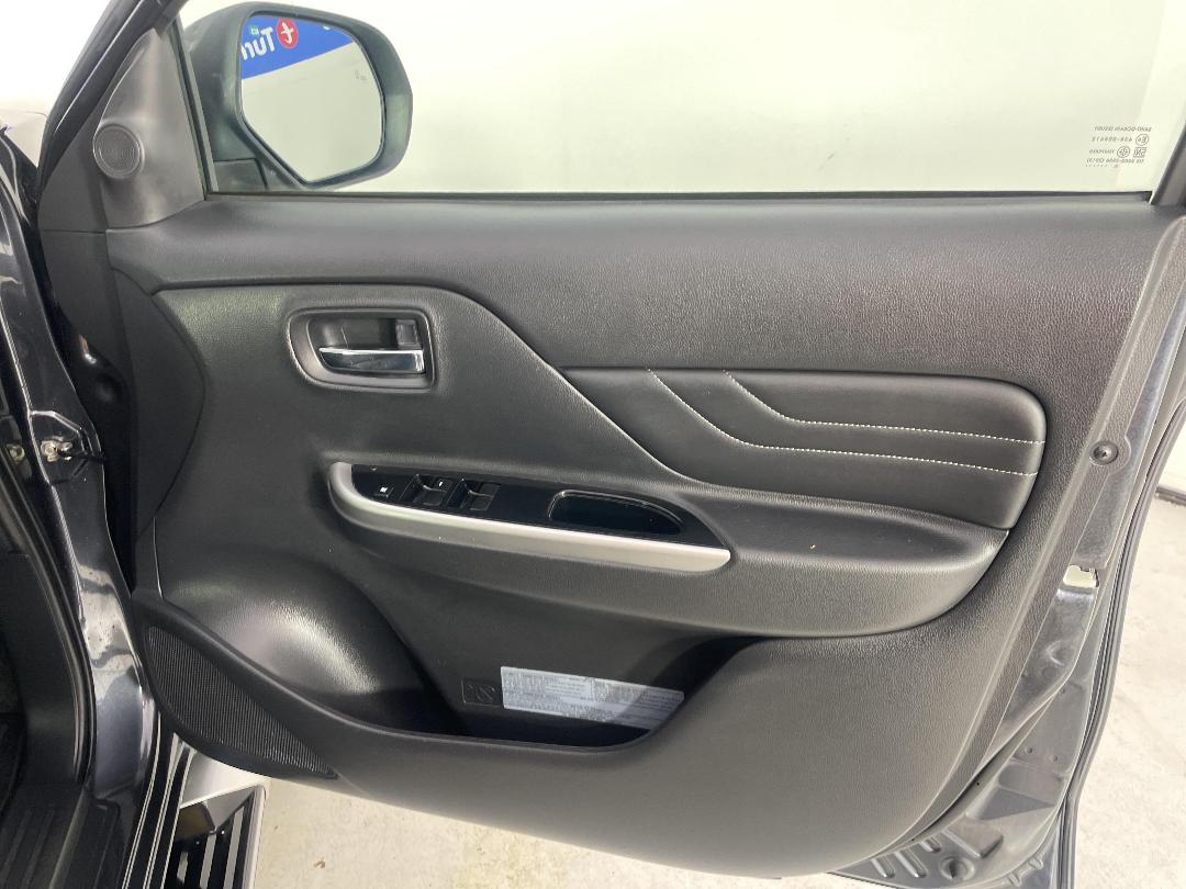 Photo '15' of Mitsubishi Triton