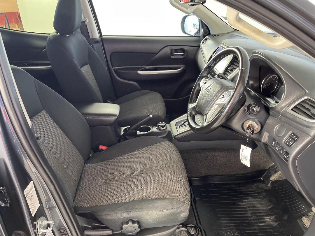 Photo '16' of Mitsubishi Triton