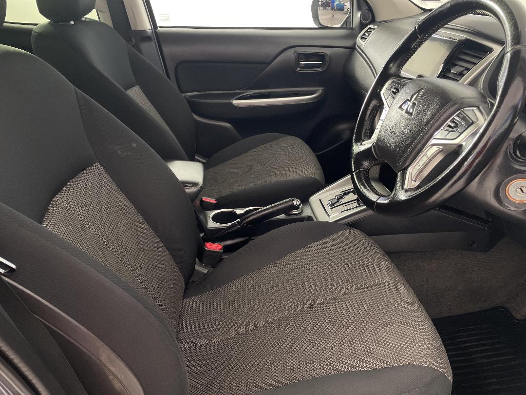 Photo '16' of Mitsubishi Triton