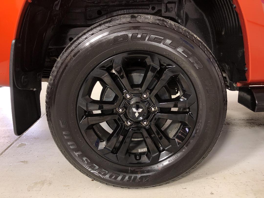 Photo '12' of Mitsubishi Triton