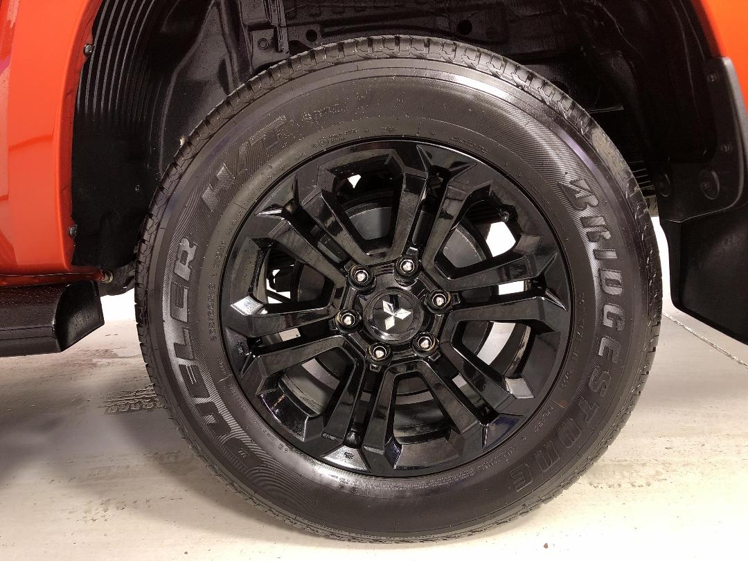 Photo '11' of Mitsubishi Triton