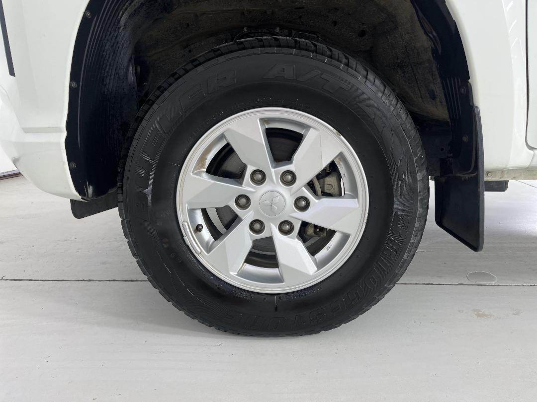 Photo '10' of Mitsubishi Triton