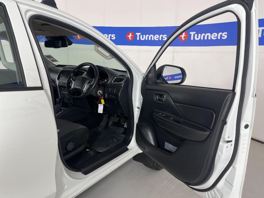 Photo '15' of Mitsubishi Triton