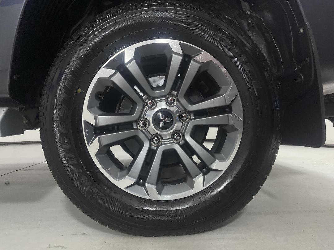 Photo '11' of Mitsubishi Triton