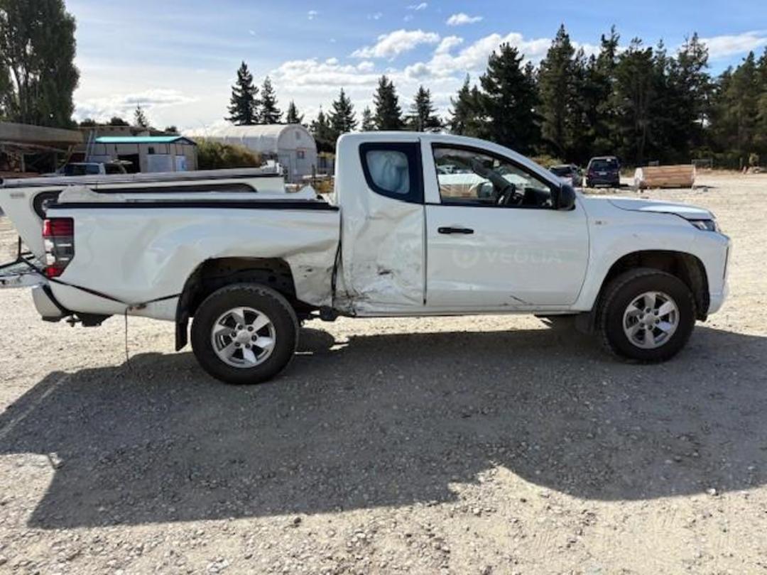 Photo '3' of Mitsubishi Triton CC GLX 4WD 6AT