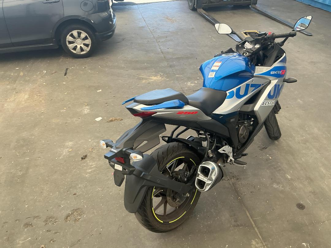 Photo '7' of Suzuki GSX250 Frlxm3 Photo '7' of Suzuki GSX250 Frlxm3