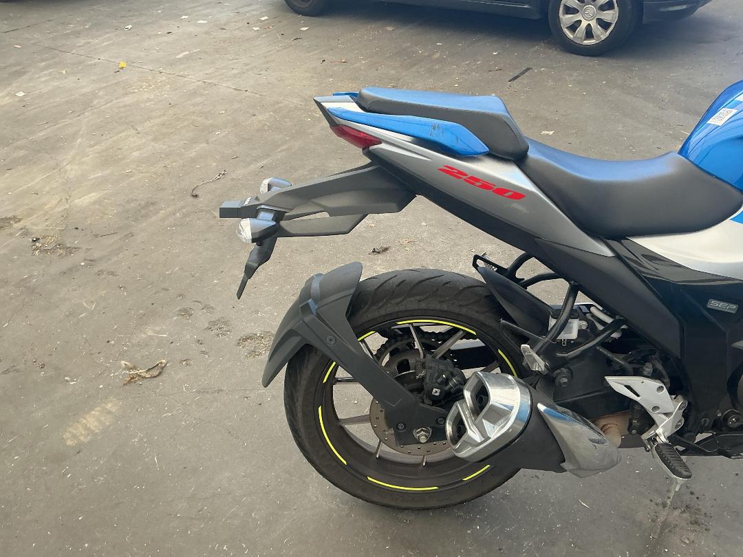 Photo '13' of Suzuki GSX250 Frlxm3 Photo '13' of Suzuki GSX250 Frlxm3