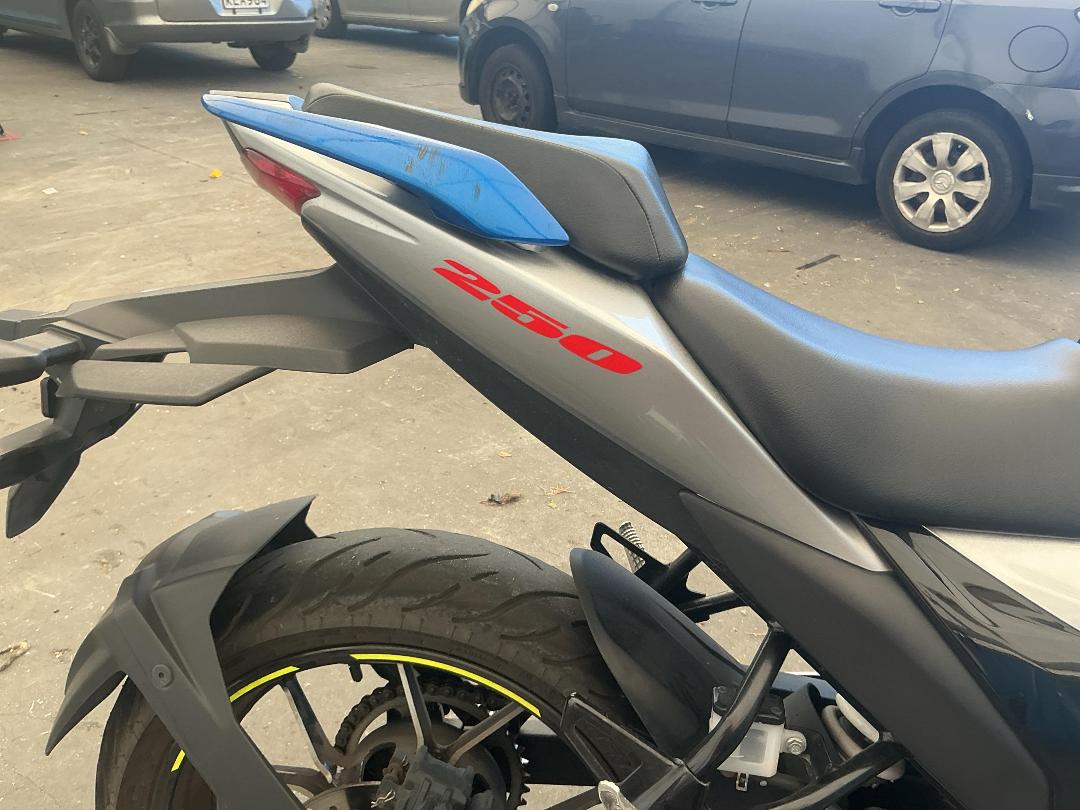 Photo '18' of Suzuki GSX250 Frlxm3 Photo '18' of Suzuki GSX250 Frlxm3