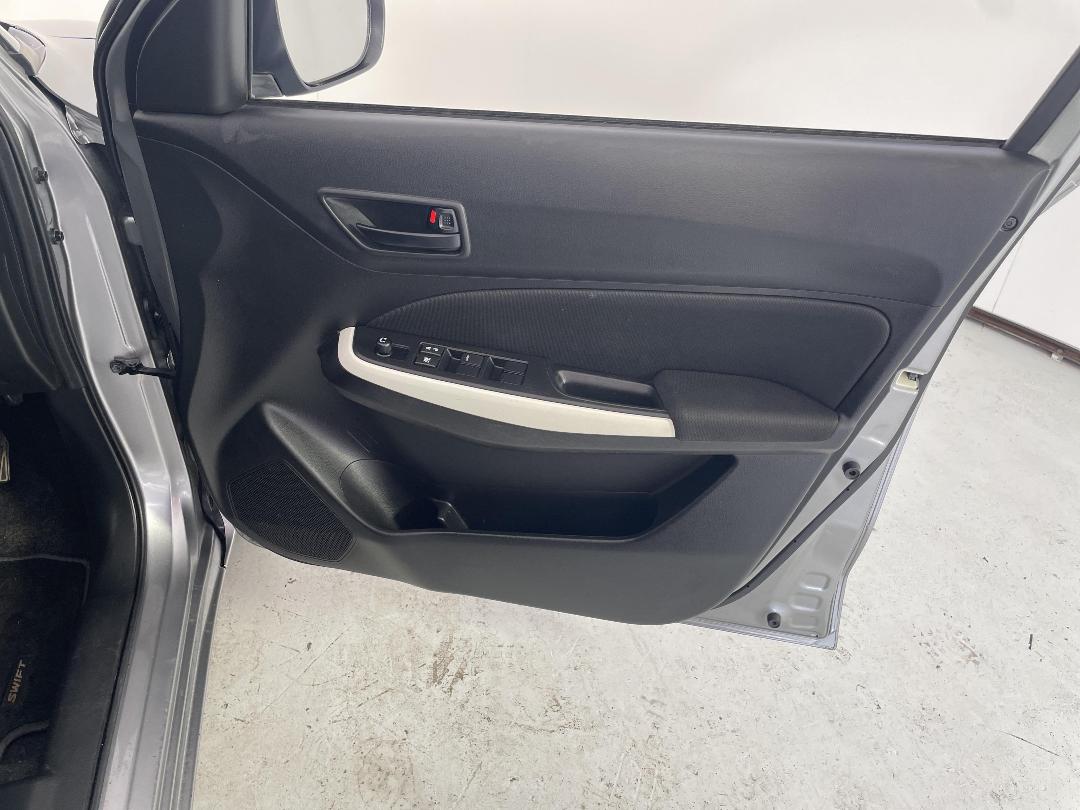 Photo '15' of Suzuki Swift