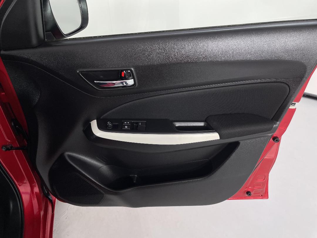 Photo '15' of Suzuki Swift