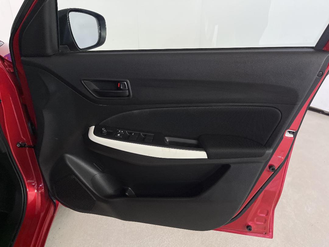 Photo '15' of Suzuki Swift