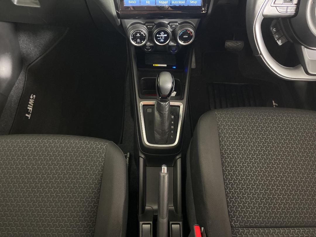 Photo '23' of Suzuki Swift