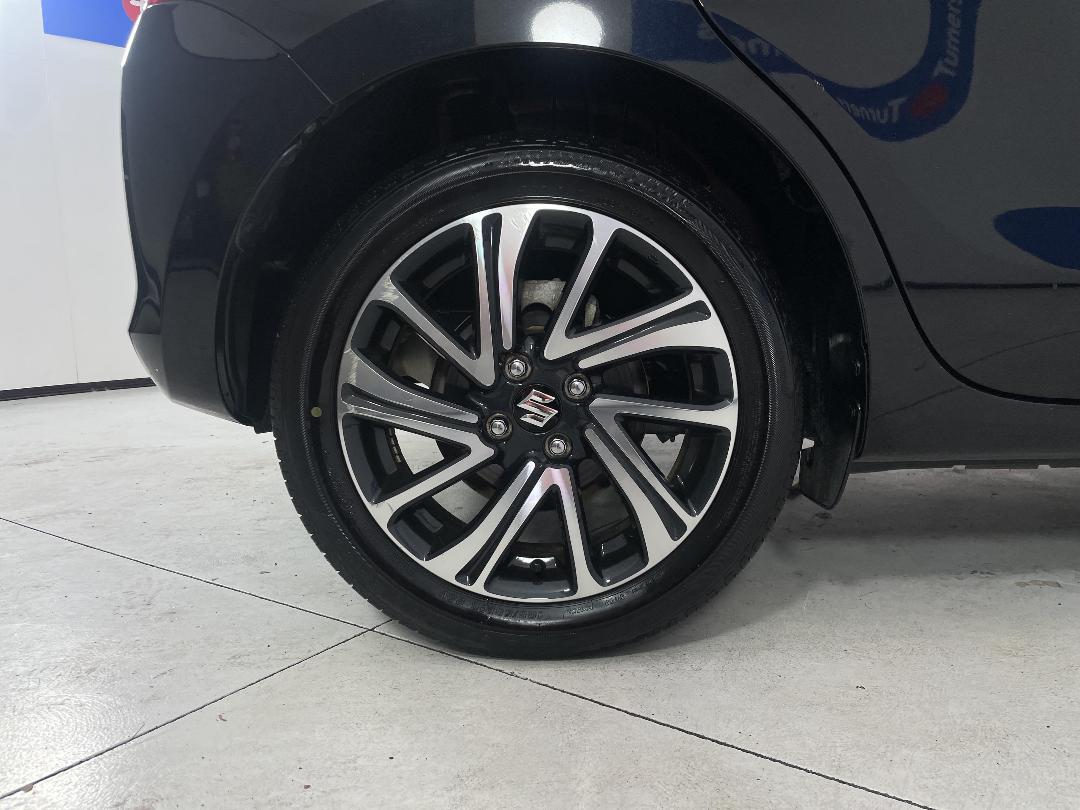 Photo '12' of Suzuki Swift