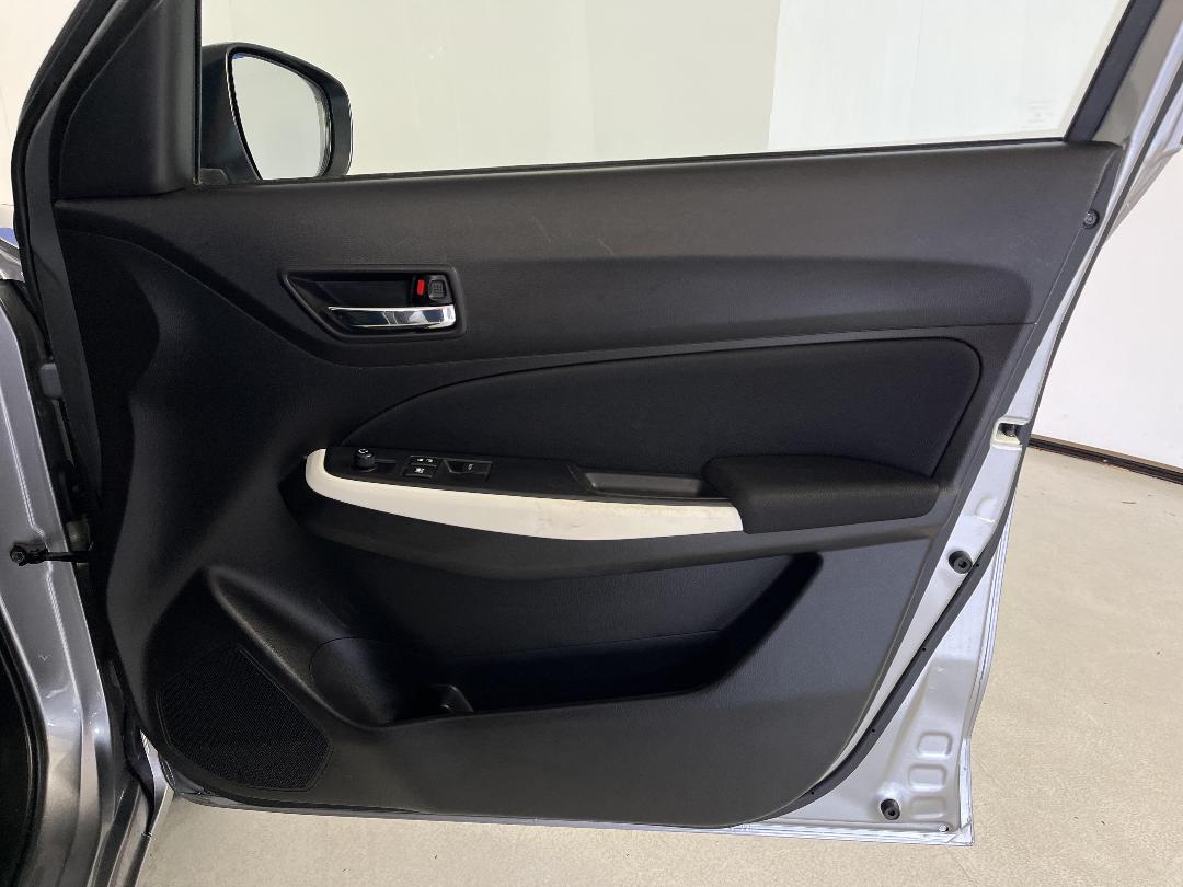 Photo '15' of Suzuki Swift