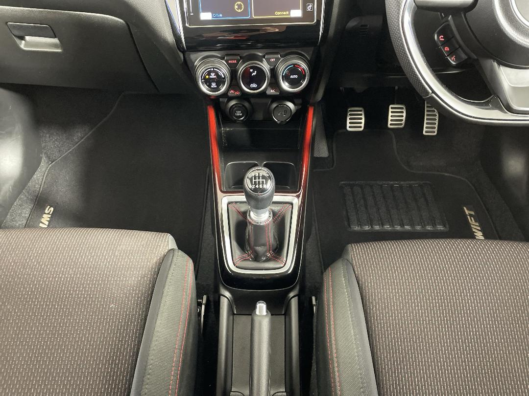 Photo '18' of Suzuki Swift