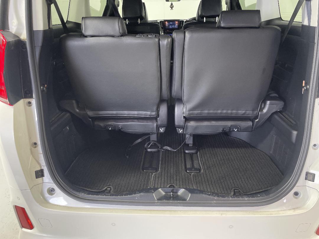 Photo '14' of Toyota Alphard