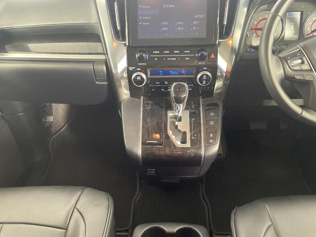 Photo '18' of Toyota Alphard