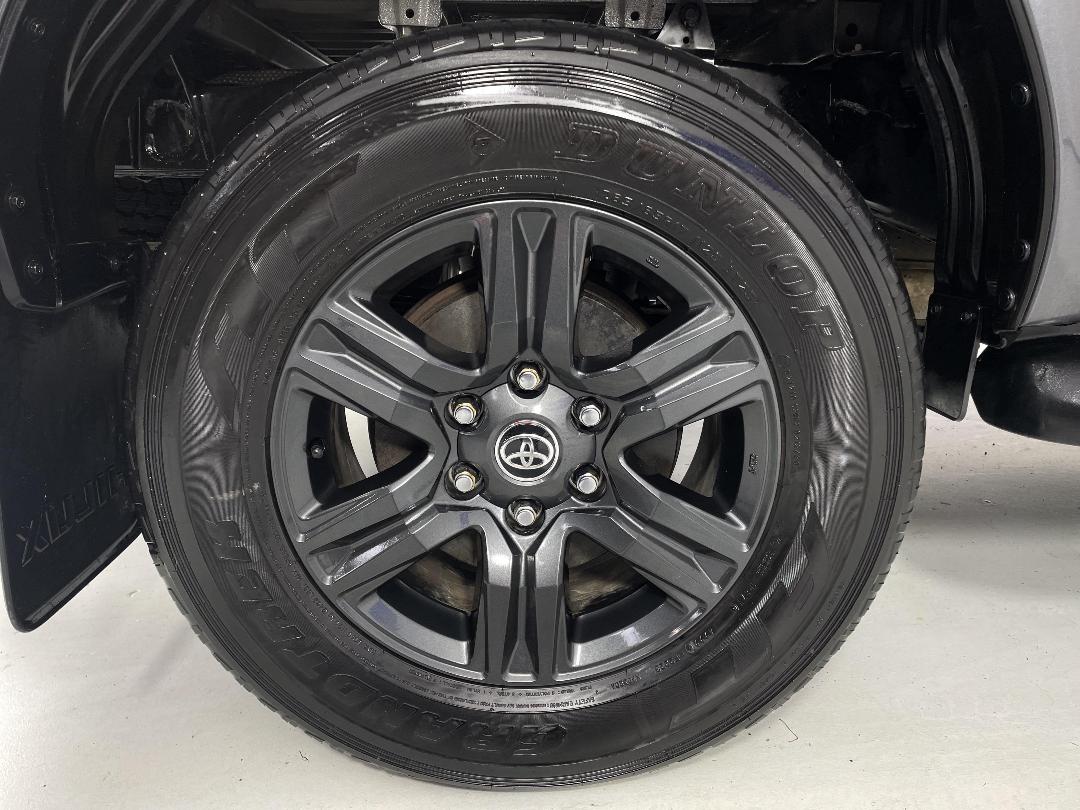 Photo '12' of Toyota Hilux