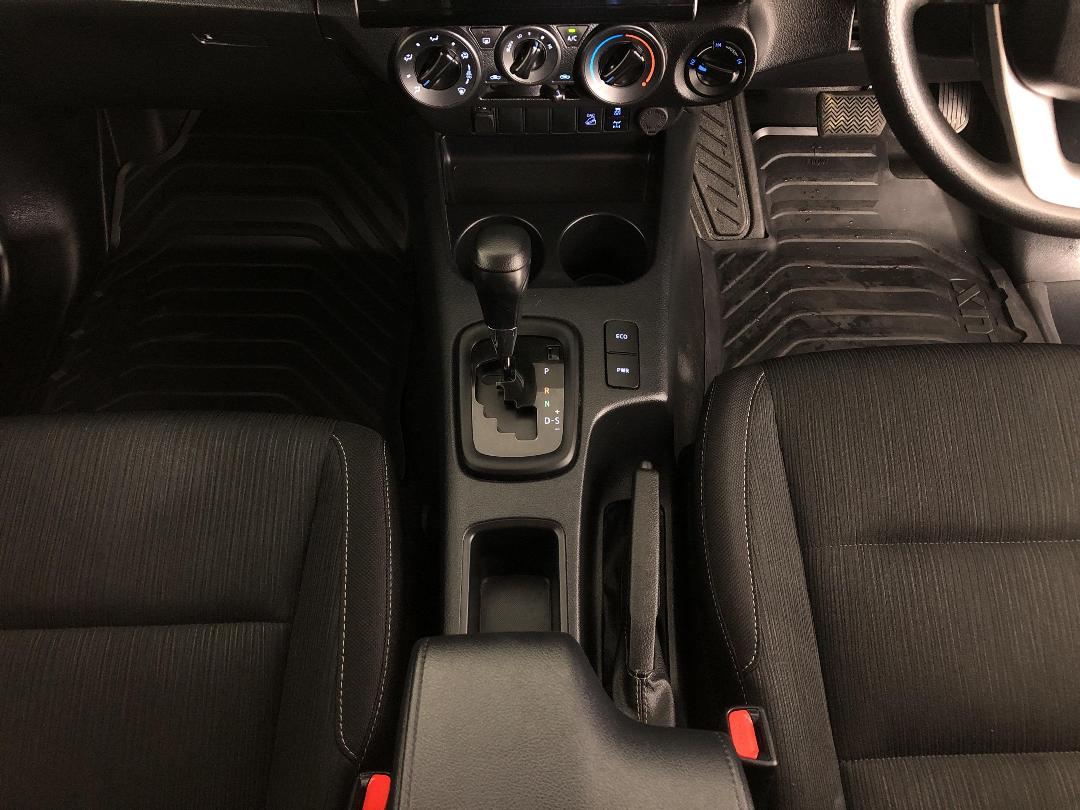 Photo '18' of Toyota Hilux