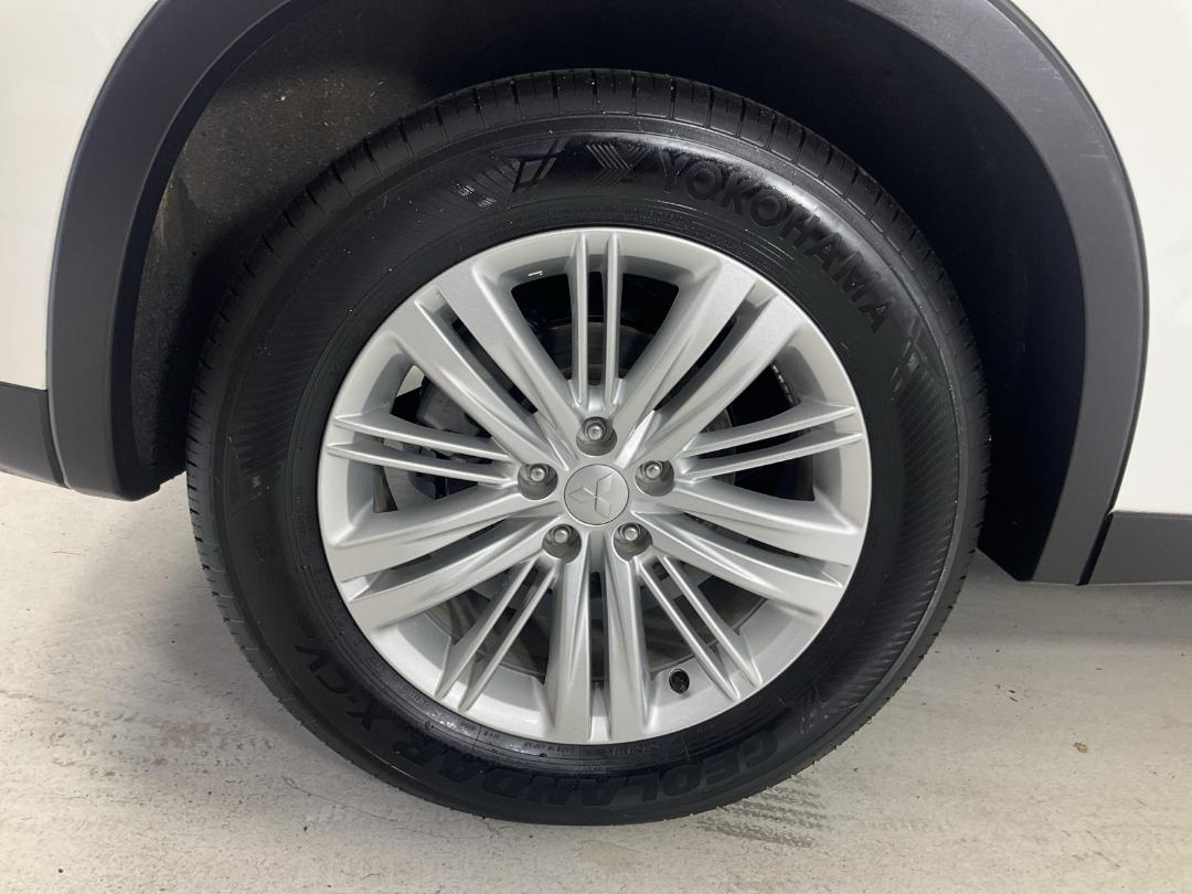 Photo '12' of Mitsubishi Outlander