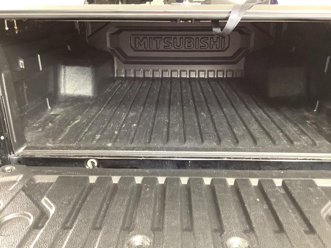 Photo '14' of Mitsubishi Triton