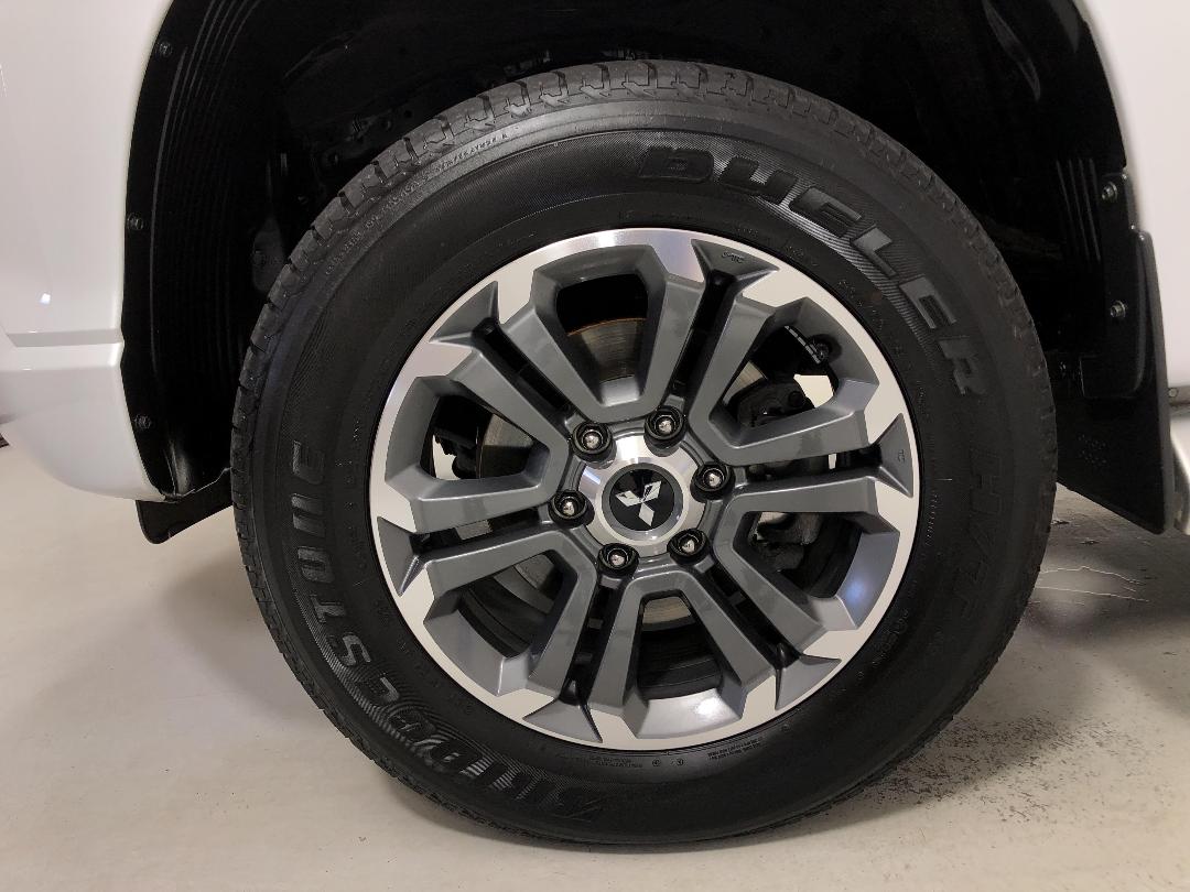 Photo '10' of Mitsubishi Triton