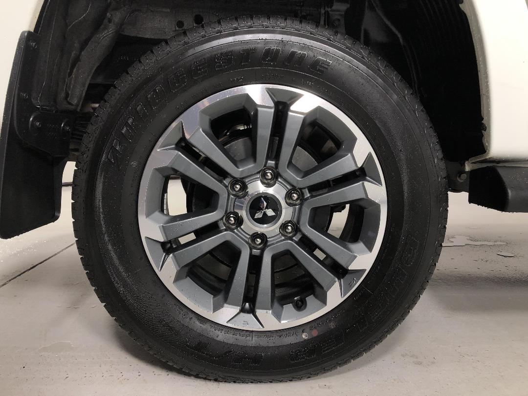 Photo '12' of Mitsubishi Triton