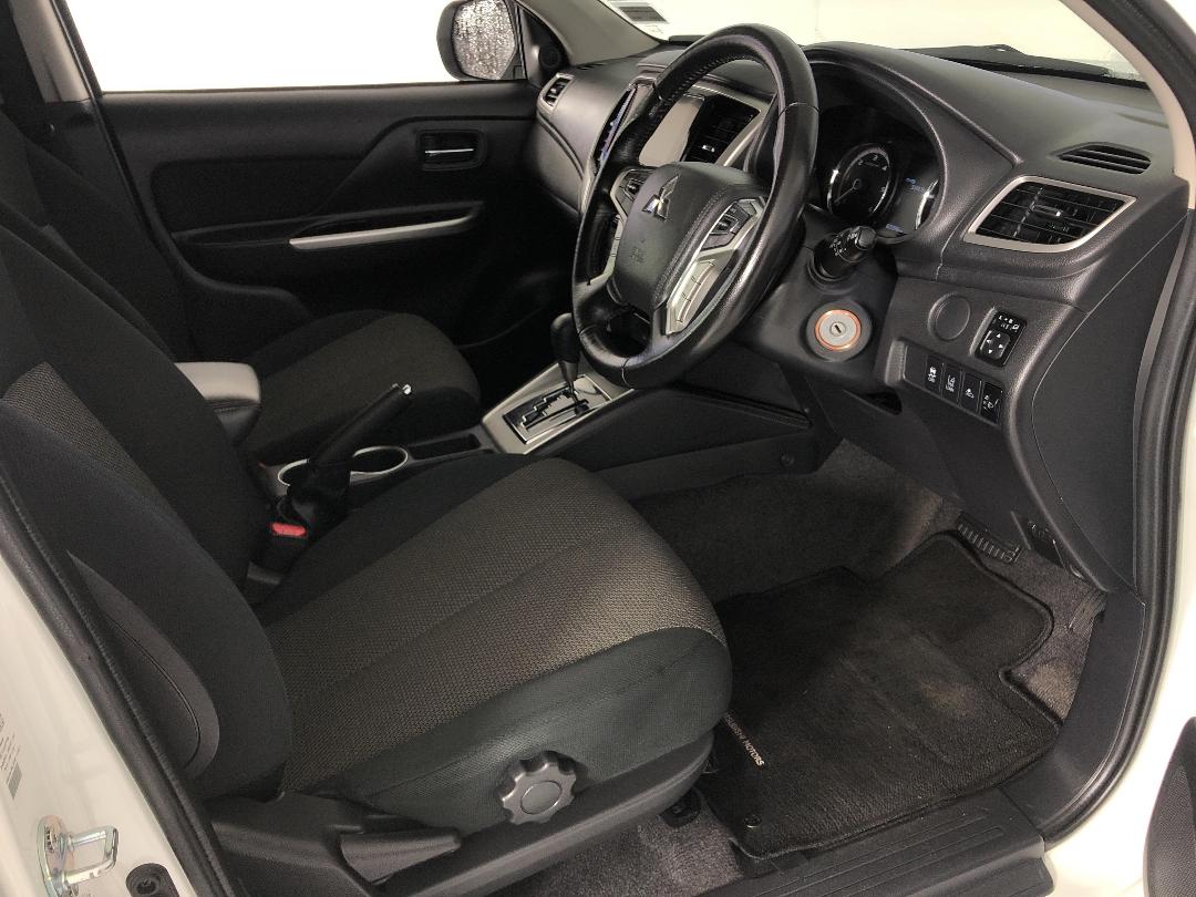 Photo '16' of Mitsubishi Triton