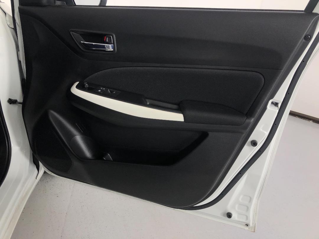 Photo '15' of Suzuki Swift