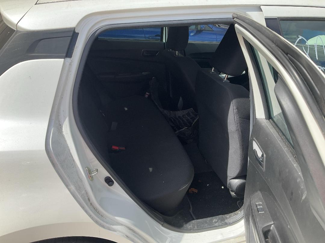 Photo '10' of Suzuki Swift GL Photo '10' of Suzuki Swift GL