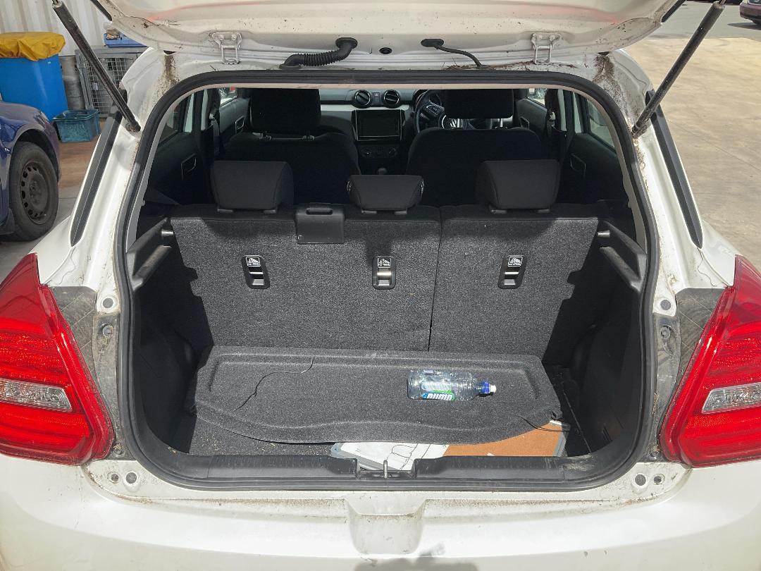 Photo '11' of Suzuki Swift GL Photo '11' of Suzuki Swift GL