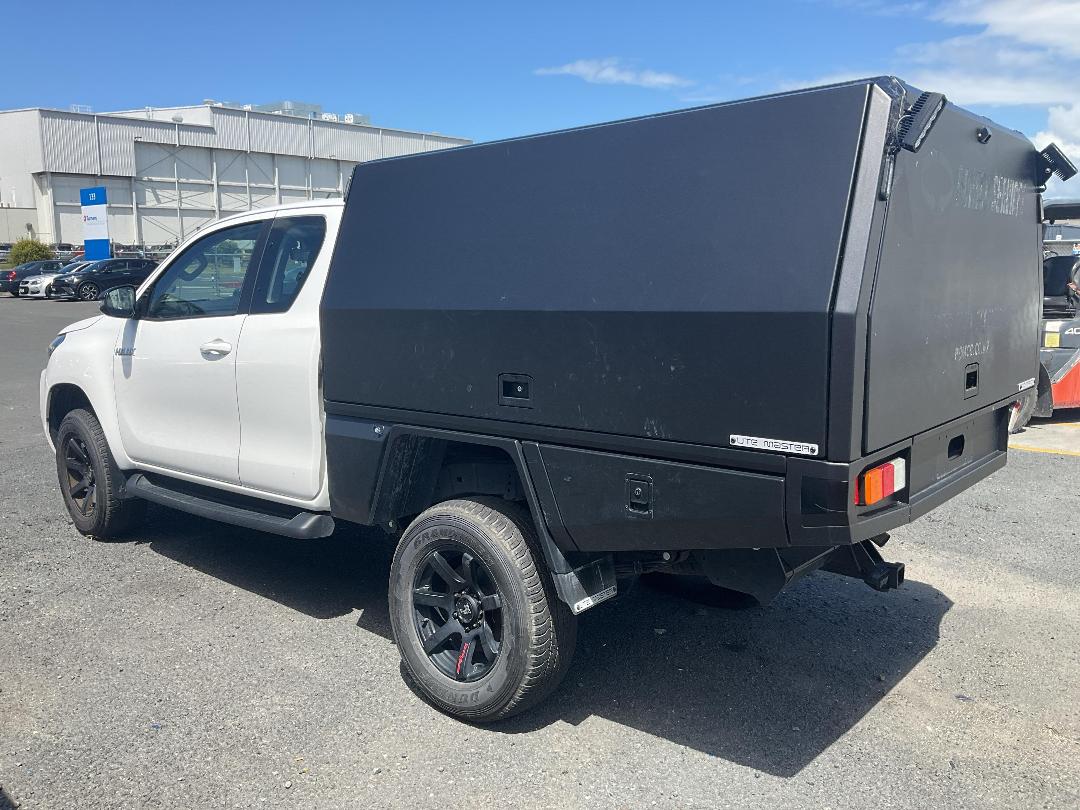 Photo '4' of Toyota Hilux SR TD EC/CC Photo '4' of Toyota Hilux SR TD EC/CC