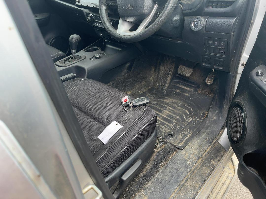 Photo '8' of Toyota Hilux SR TD DC