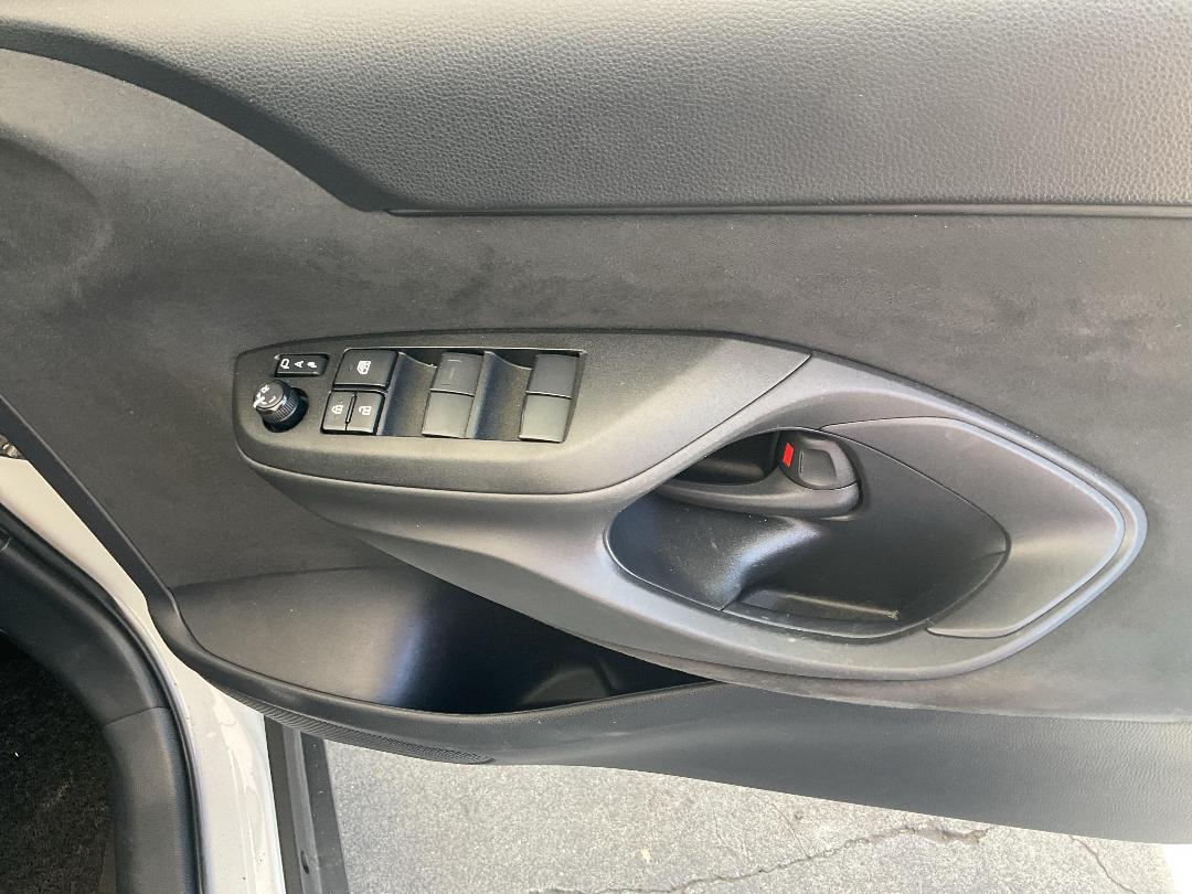 Photo '8' of Toyota Yaris Cross