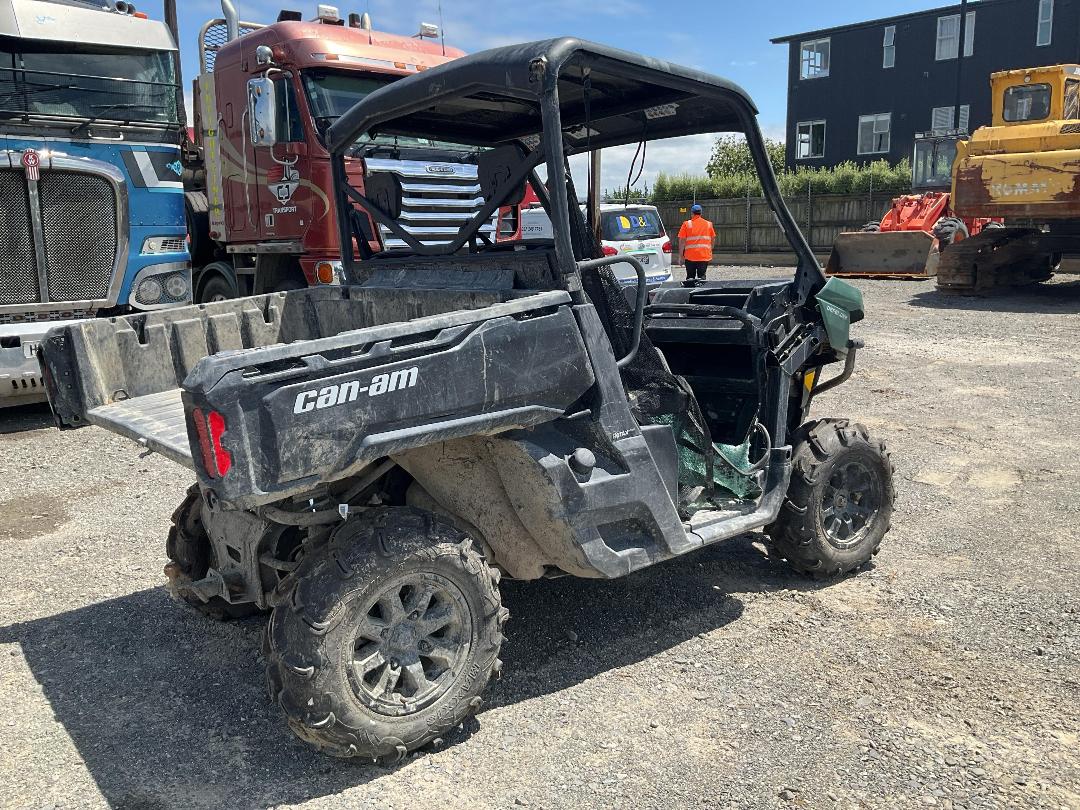 Photo '3' of Can-Am Defender HD7