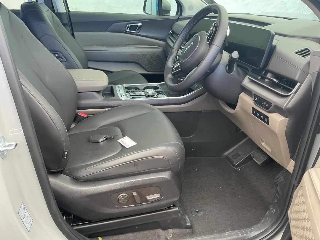 Photo '16' of KIA Carnival Premium