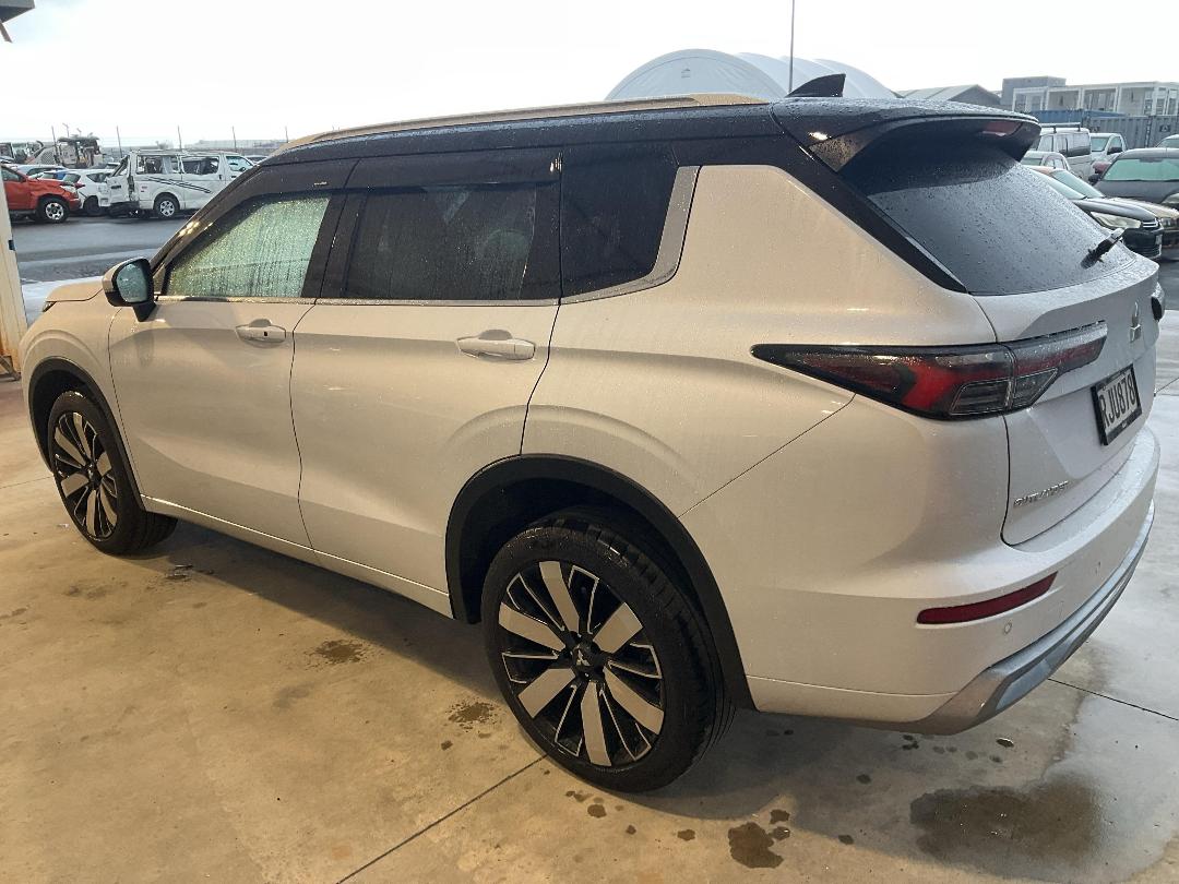 Photo '3' of Mitsubishi Outlander Exceed Photo '3' of Mitsubishi Outlander Exceed