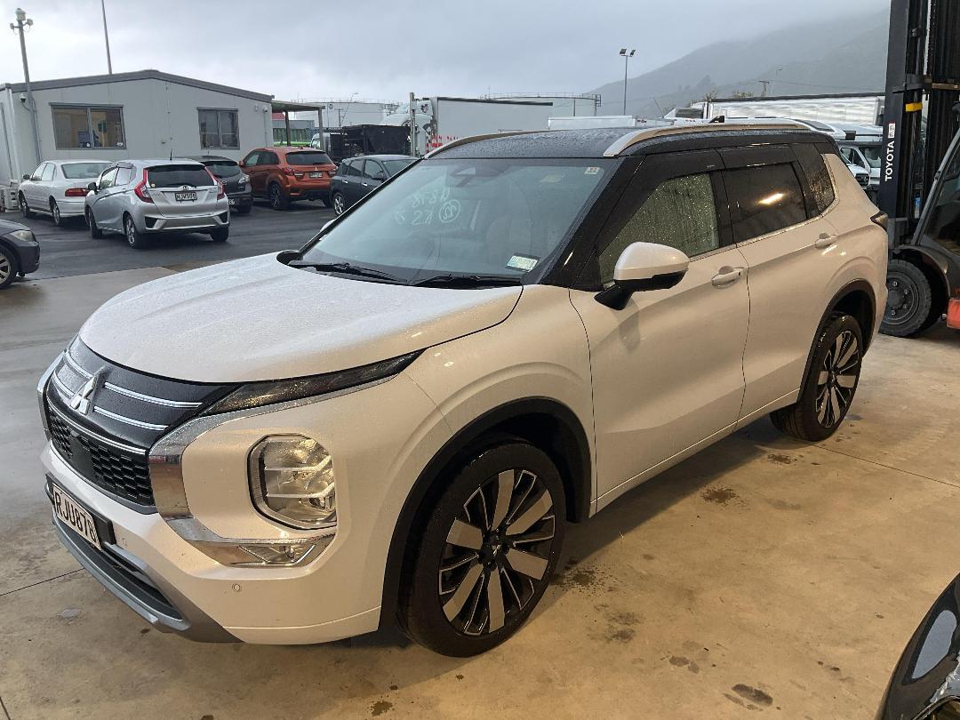 Photo '2' of Mitsubishi Outlander Exceed Photo '2' of Mitsubishi Outlander Exceed