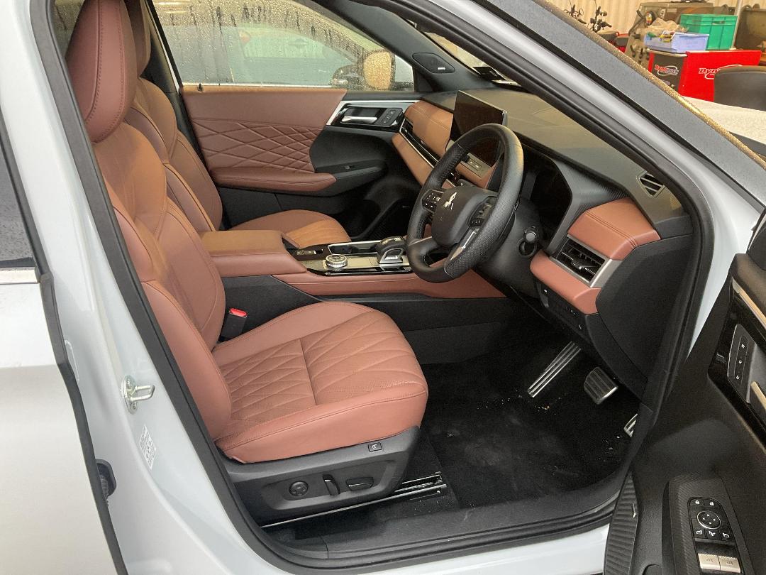 Photo '9' of Mitsubishi Outlander Exceed Photo '9' of Mitsubishi Outlander Exceed