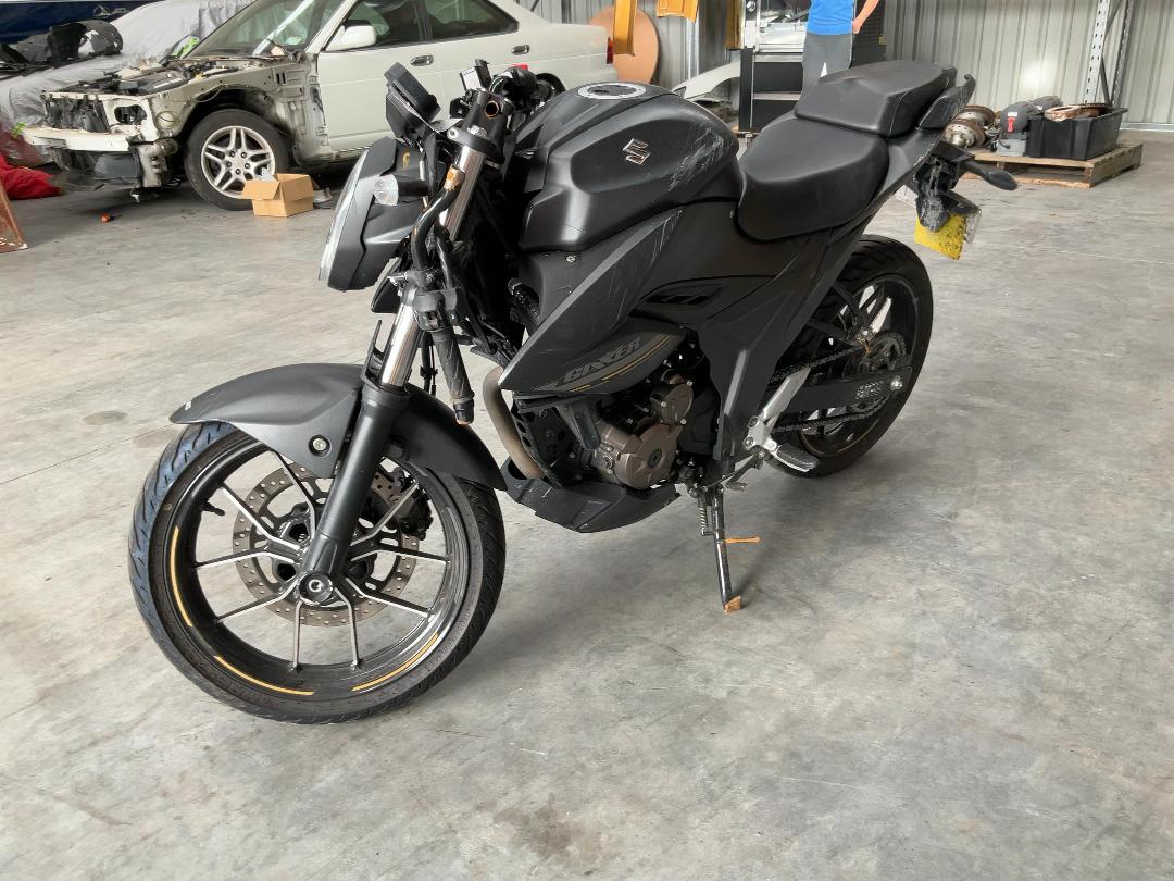 Photo '4' of Suzuki GSX250 RLM5