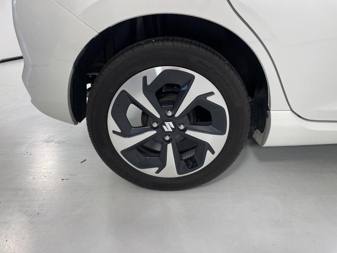 Photo '12' of Suzuki Swift