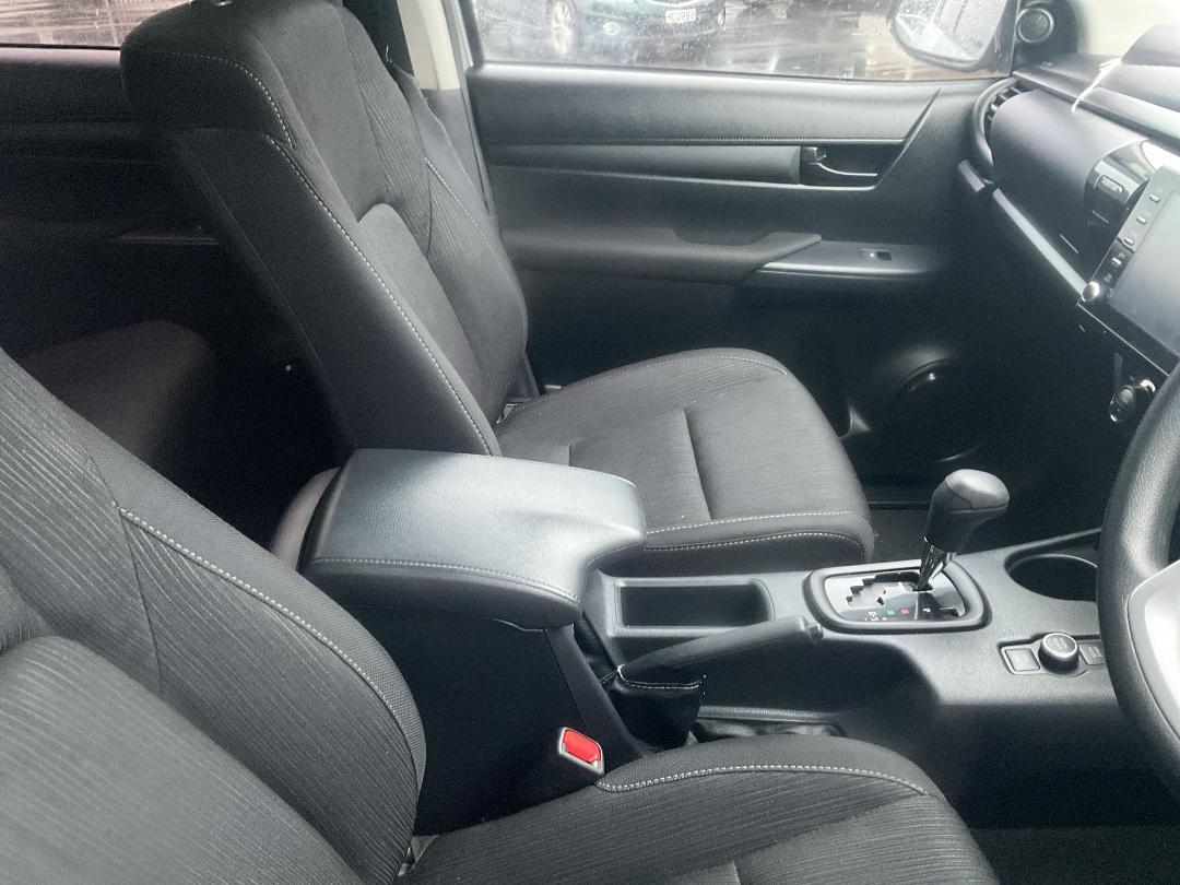 Photo '11' of Toyota Hilux SR TD DC Photo '11' of Toyota Hilux SR TD DC